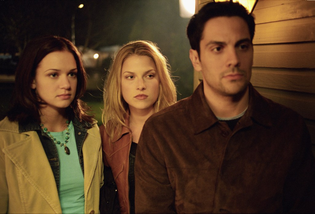 Kimberly (A.J. Cook), Clear (Ali Larter) and Thomas (Michael Landes) knocking on somebody's door.