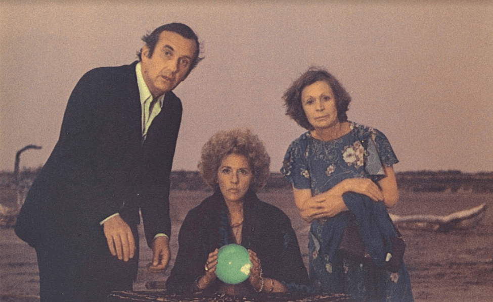 Charles (Daniel Ceccaldi) and Lucie (Ginette Garcin) with a fortune teller (Nelly Kaplan) they meet along the way.