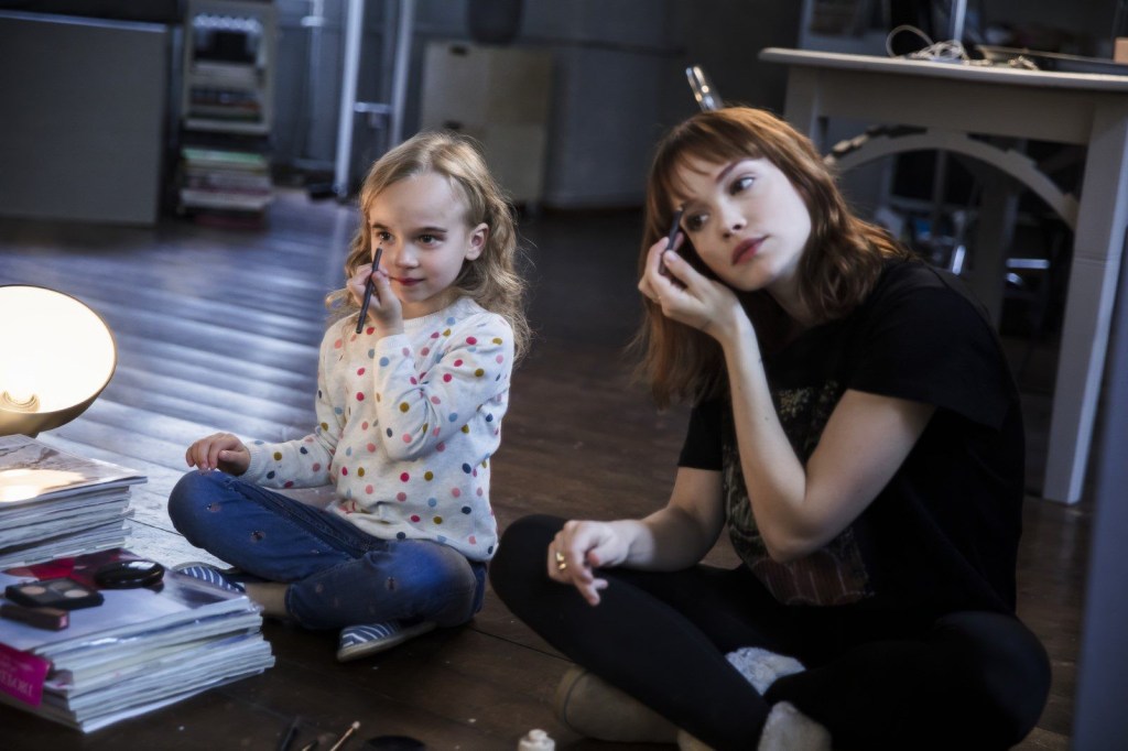 Julie (Emilia Schüle) doing her make-up with a girl from the neighborhood who copies her.