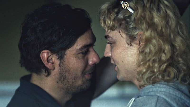 Robert (Timocin Ziegler) leaning into Leni (Thea Ehre).