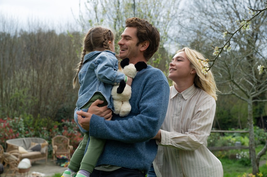 lmut (Florence Pugh) and Tobias (Andrew Garfield) in the garden with their daughter.