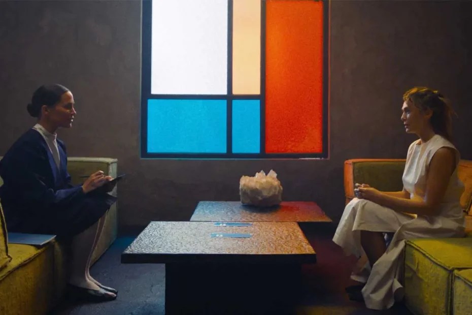 Virginia (Alicia Vikander), looking all prim, interviewing Mia (Elizabeth Olsen).