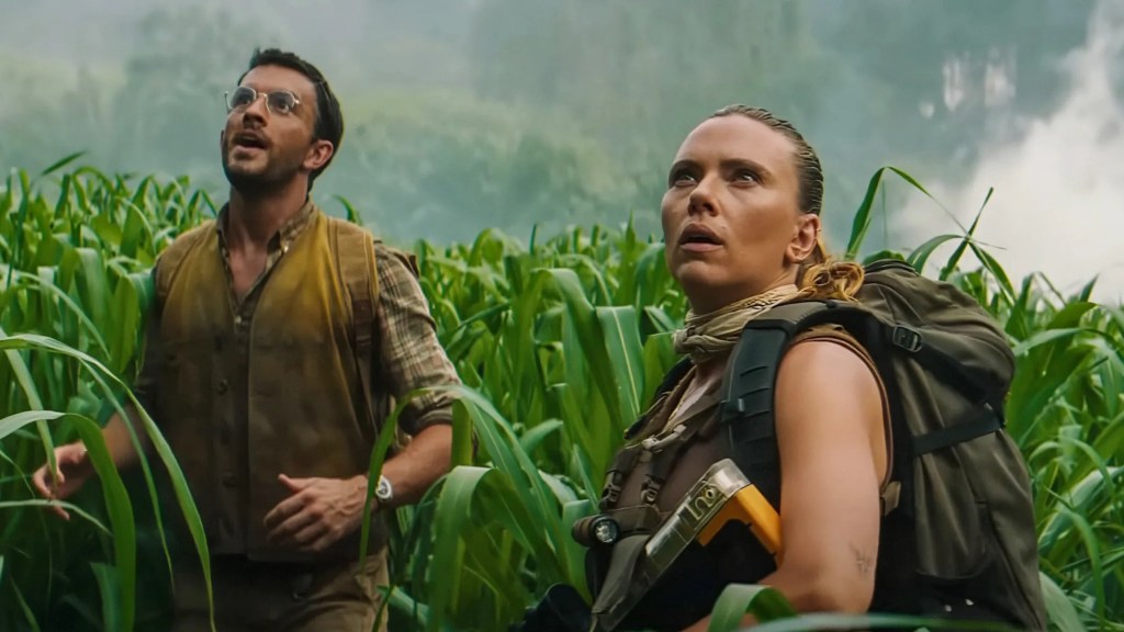 Zora (Scarlett Johannsson) and Henry (Jonathan Bailey) standing in a field looking up at something.