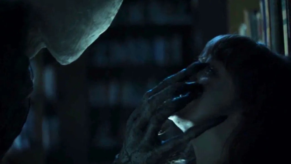 The Slender Man (Javier Botet) laying his long fingers over Wren's (Joey King) mouth.
