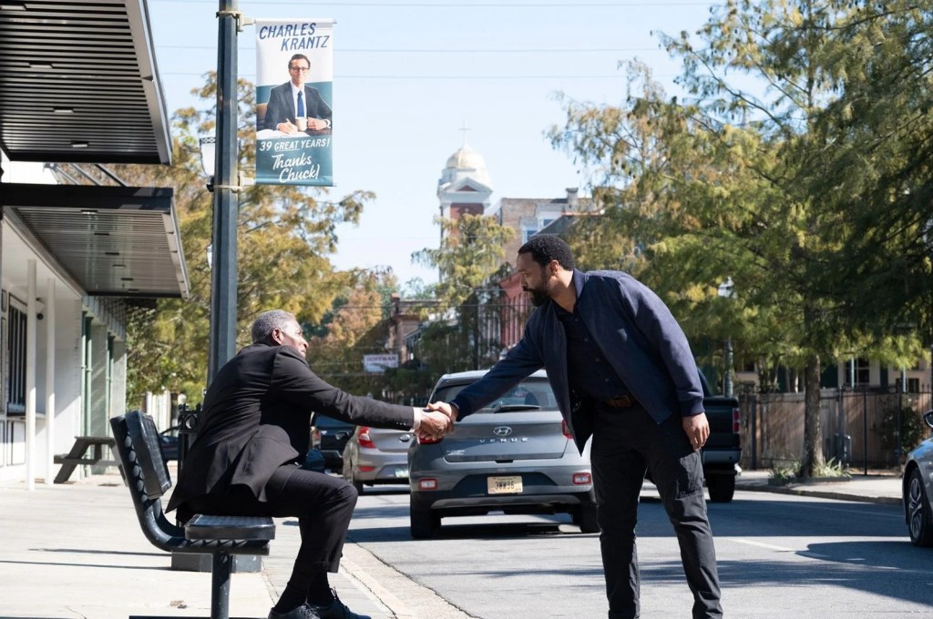 Marty (Chiwetel Ejiofor) shaking the hand of Sam (Carl Lumbly). Behind them we can see a Thanks, Chuck banner. 
