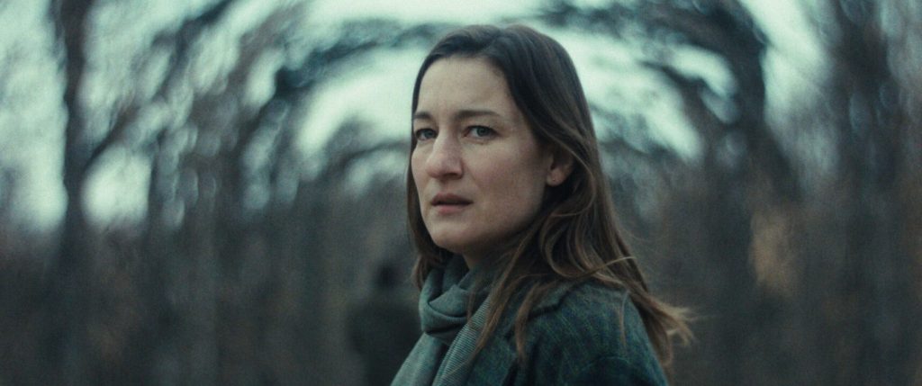 Julia (Marie Leuenberger) looking intensely with a searching expression.