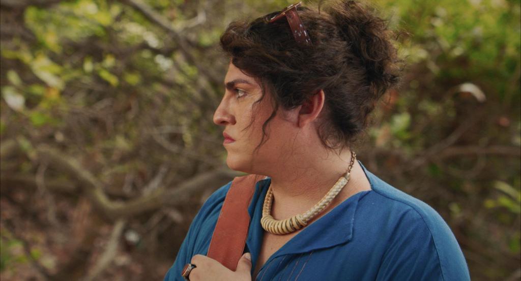 Madalena (Noá Bonoba) looking very serious.