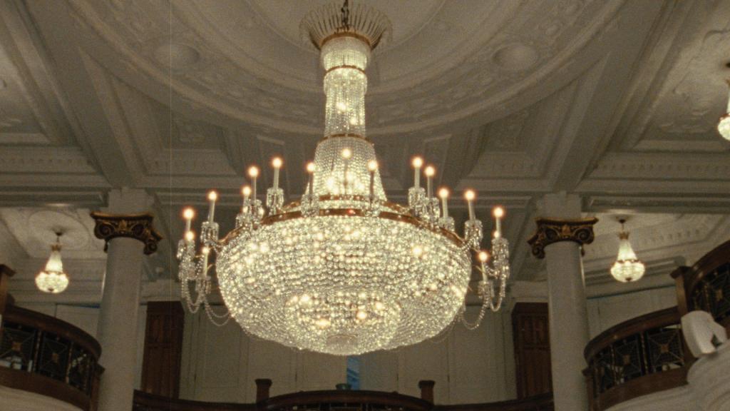 A big chandelier hanging from an ornate ceiling.