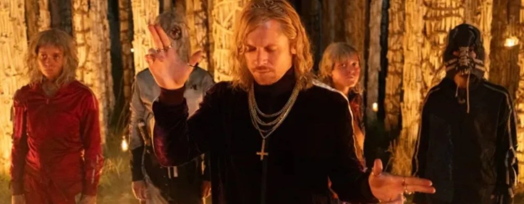 Jimmy (Jack O'Connell) with four of his Fingers standing behind him. 