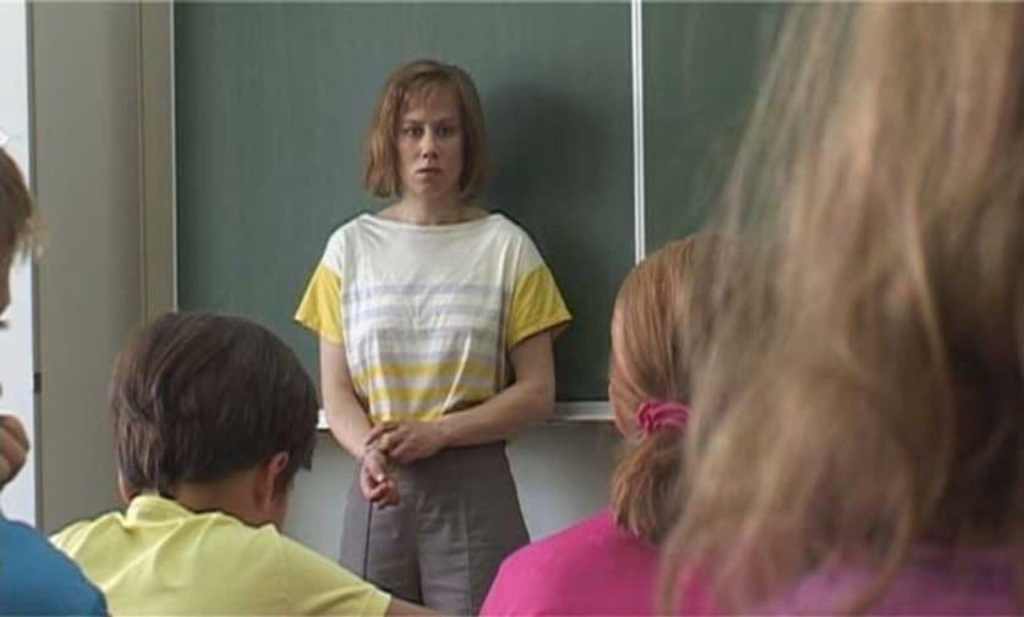 Melanie (Eva Löbau) standing in front of her class, looking overwhelmed.