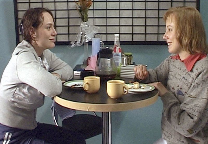 Tina (Daniela Holtz) and Melanie (Eva Löbau) having a coffee together.