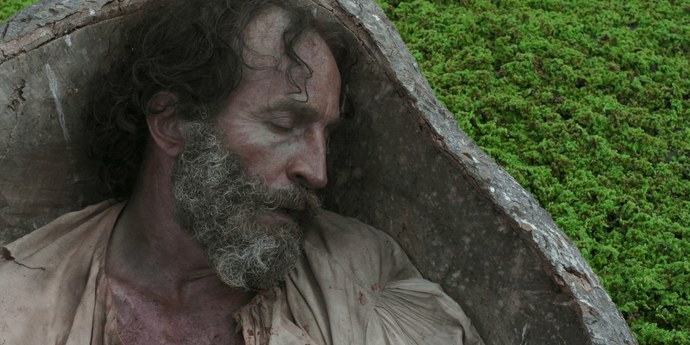 Zama (Daniel Giménez Cacho) lying unconscious in a boat.