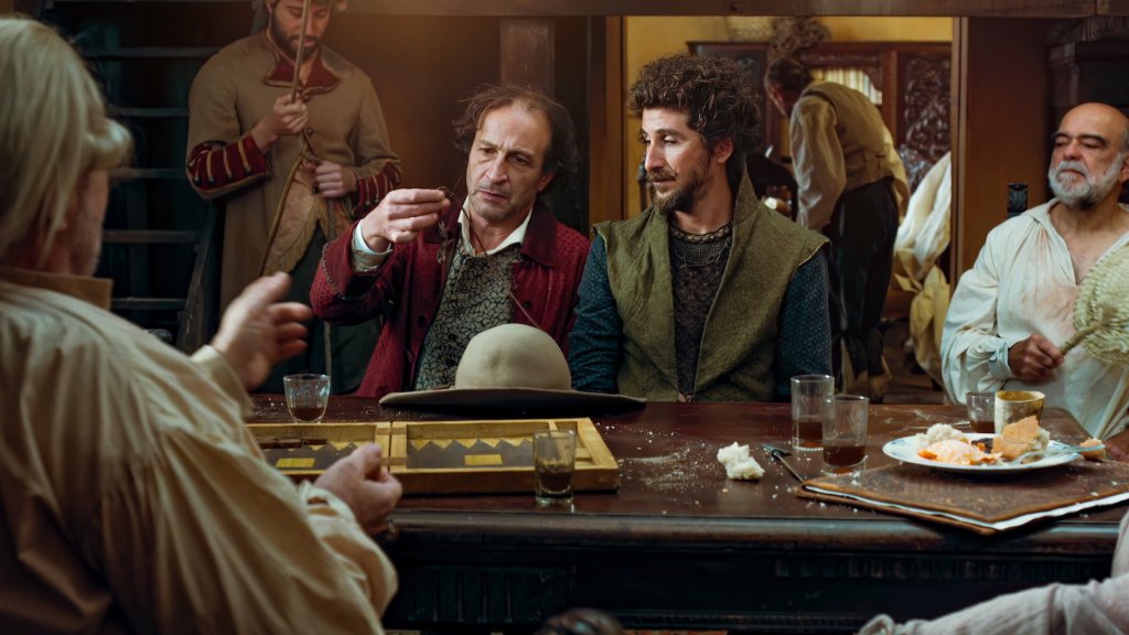 Zama (Daniel Giménez Cacho) having drinks with other noblemen. 