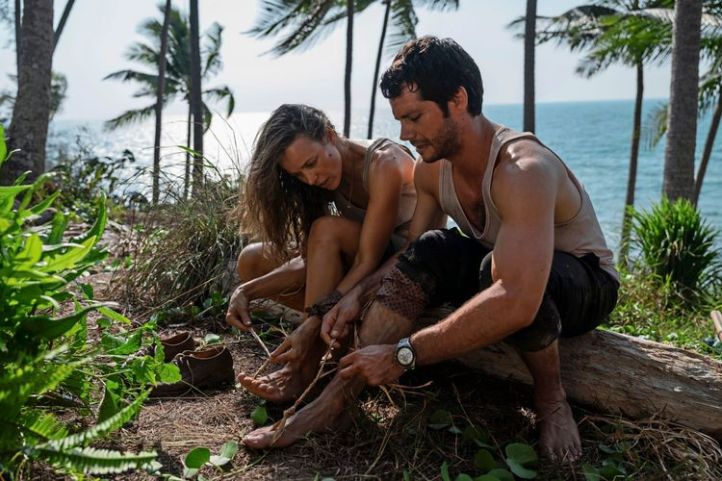 Linda (Rachel McAdams) teaching Preston (Dylan O'Brien) how to twist rope using their bare feet as anchors.