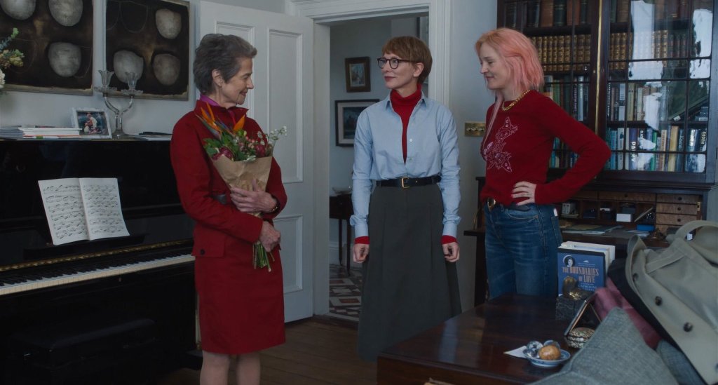 The mother (Charlotte Rampling) greeting her children Timothea (Cate Blanchett) and Lilith (Vicky Krieps) in her living room.
