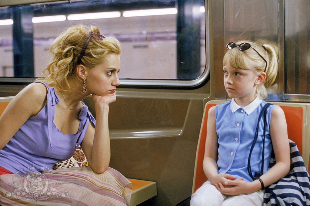 Molly (Brittany Murphy) and Ray (Dakota Fanning) in the subway. 