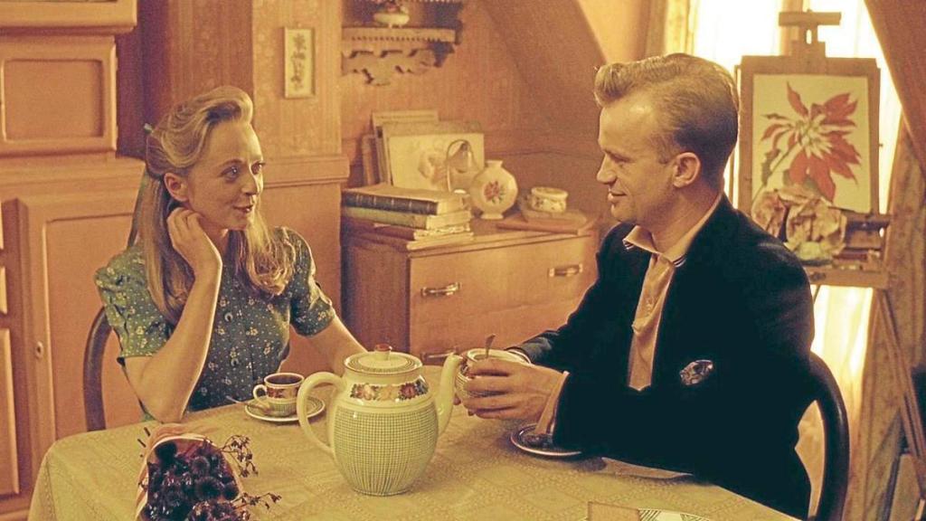 Julie (Marie-Laure Dougnac) and Louison (Dominique Pinon) having tea together.