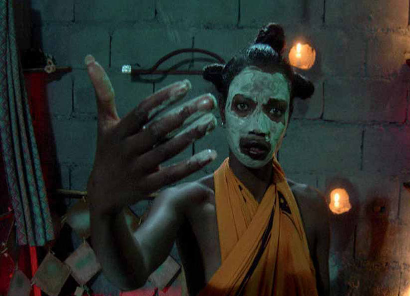 Majolie (Adèle Ado) with her face covered in cream so it is completely white.