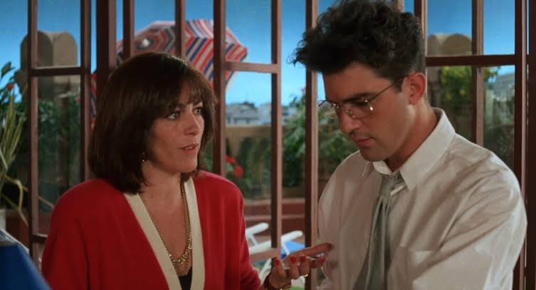 Pepa (Carmen Maura) talking to Carlos (Antonio Banderas). 
