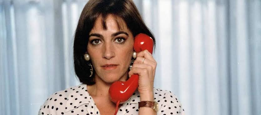 Pepa (Carmen Maura) on the phone. 