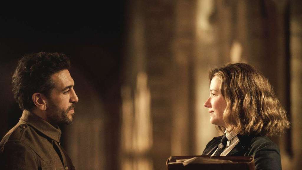 Ralph (Elyas M'Barek) and Katharine (Haley Bennett) looking soulfully at each other.