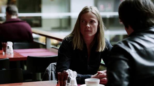 Dora (Karoline Eichmann) talking to Trojan (Mišel Matičević) in a café.